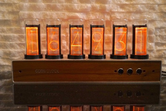 置くだけで部屋のオシャレ度がグッとアップしそう。レトロ感あるネオンサイン的な佇まい｢Gixie Clock｣