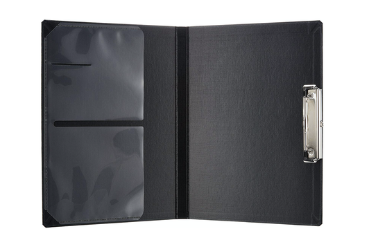 開くとA3サイズに! 書類と一緒に2つ折りでき、カバンに入れて持ち運びやすいクリップボード