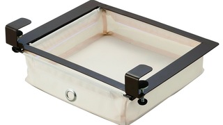 机の下やキャビネット棚のデッドスペースを活用。引っ掛けるだけで設置できる引き出し