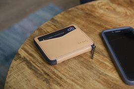 あれ、見た目によらずこんなに入るの？ミニマルなのにカード、お札、コインが収まる｢Ideka｣シリーズ最新作