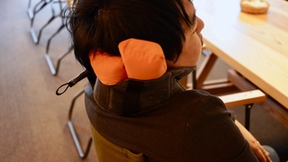 クッションを自由な角度で取り付けられる驚きのネックピローが登場