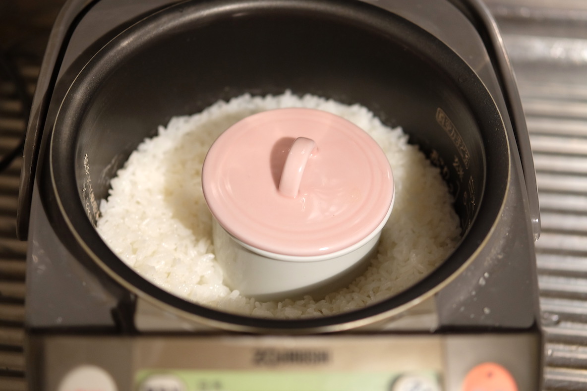 炊飯器に入れるだけ おかずをご飯と一緒に炊ける時短エコカップ ライフハッカー 日本版