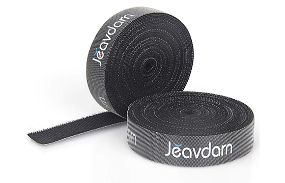 ケーブルのまとめに便利! 好きな長さでくっつき、手でカットできるマジックテープ