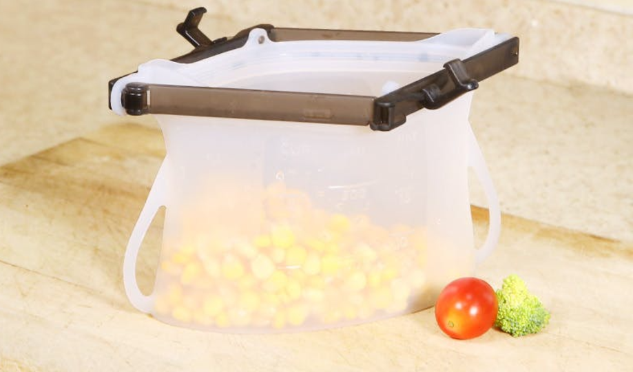 キッチンで自立する新型の食品保存容器「シリコンフードバッグ」が登場