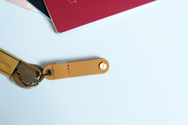 海外旅行で重宝。スマホの大切なアイテムを収納できるストラップ【今日のライフハックツール】