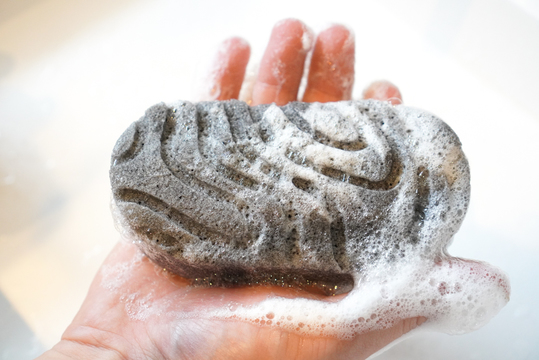 ぱっと見なにか分からない!?その正体はカナダ発こんにゃく芋からできたエコなバスグッズ「Orijin Sponge」
