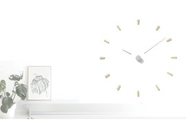 シンプルなのに遊び心あり。壁掛け型のレーザー時計はいかが？