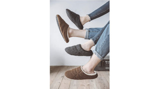 厚手のフェルトとボアがしっかり足を包み込む、暖かく軽量なルームシューズ