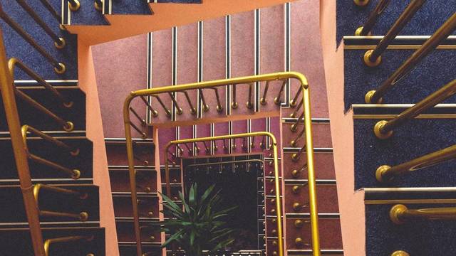 階段があれば、スキマ時間で足の筋トレができる