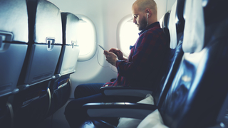 機内でスマホがつながりにくい理由