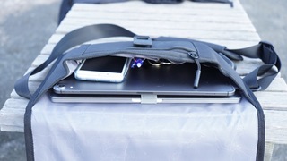 MacBook Pro 13インチが収まるジャストサイズ。シティユースの薄型バッグ