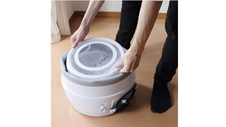 折りたためる洗濯機なら別洗いが手軽にできて収納も楽。アウトドアにも持って行きたいね