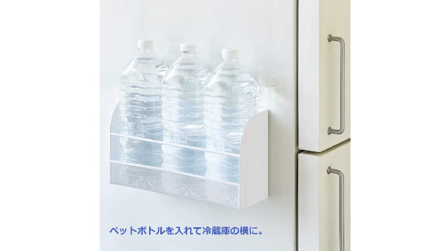 ペットボトル3本を入れても耐えられる！ 強力なマグネットで冷蔵庫に貼り付けられるポケットラック