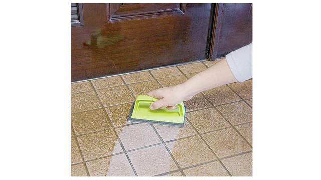 玄関の床や外壁のデコボコに潜む広範囲の汚れ。水だけで一掃する、ブラッシングスポンジ