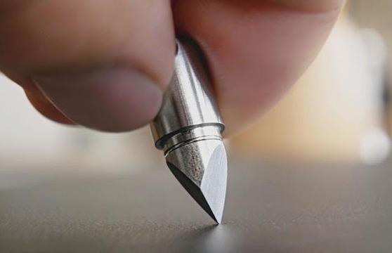 高耐久で切れ味も抜群! どこにでも持ち歩けるカッティングツール「MicroBladePill」が登場