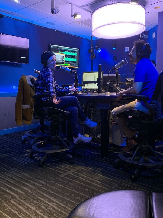 音声収録中のHannah Hart