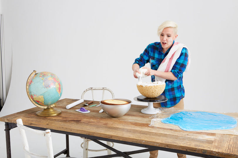 生クリームをデコレーションするHannah Hart
