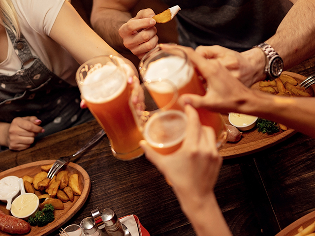 ビールで乾杯する人々