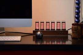 大人の遊びゴコロをくすぐるシックな逸品。ほのかに照らす光で時刻を教えてくれるGixie Clock