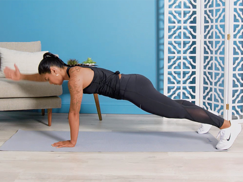 腹筋に心地よい刺激を与えるバランスポーズ。片手を交互にあげて！