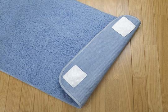玄関マットや敷物に貼るだけでズレない、滑らない。そのまま洗濯もできるシート