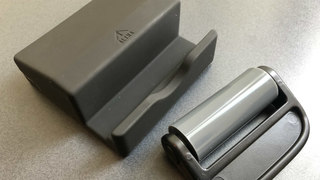 スマホのホコリを除去。繰り返し使える画面クリーナー&スタンド【今日のライフハックツール】