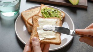 パンにバターを塗っているところ