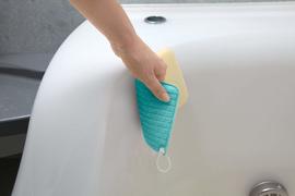 洗剤不要、シャワーホースも浴槽のカーブもお風呂掃除はお任せなスポンジ