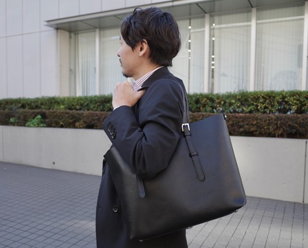 シックなデザインで実用的。あえて人口皮革を使った軽量トートバッグを使ってみた