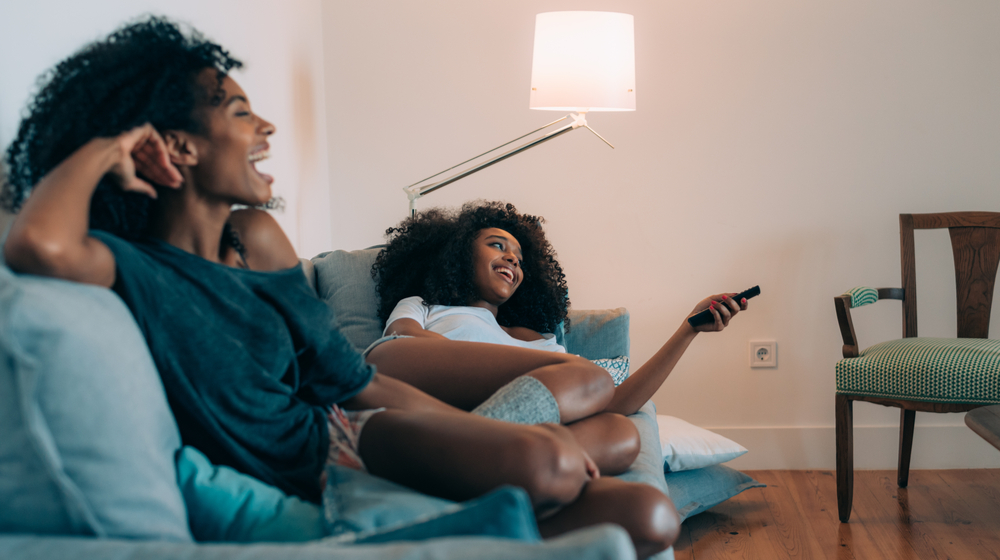 ソファでテレビを楽しむ女性