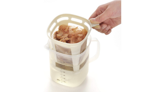 レンチンするだけでだしが取れて、そのまま保存できちゃう。しかも、使うぶんだけ注げるよ