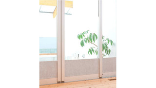 窓に貼るだけで冷気と結露をブロックするシート。カーテンのカビ対策もできる