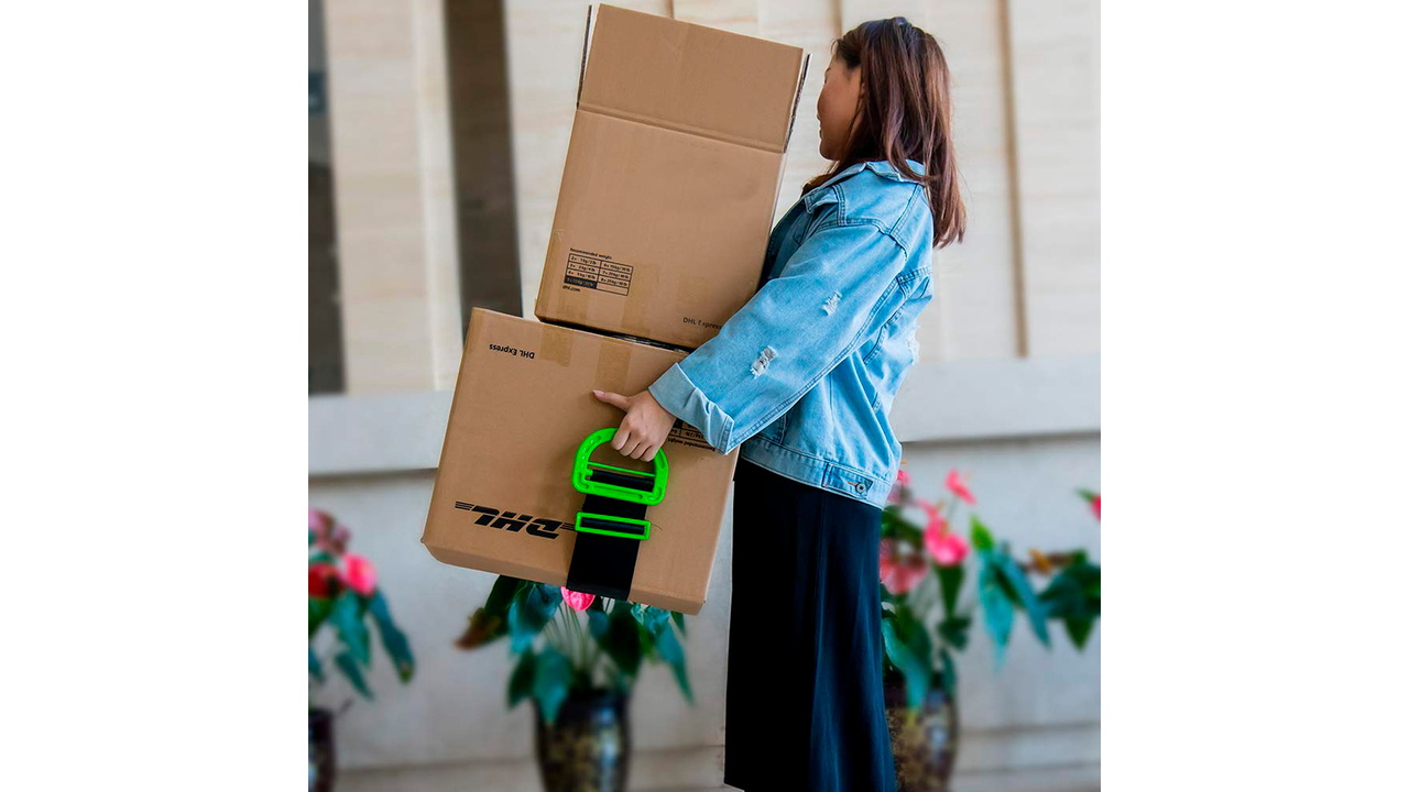 運びにくい荷物に持ち手の機能をつけられるベルト 腰を傷めず重いものも運べる ライフハッカー 日本版