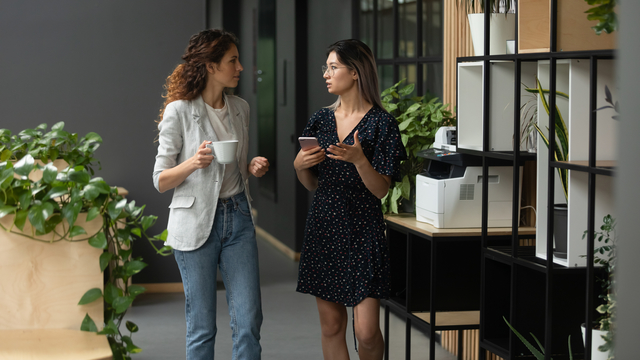 職場で無駄話の多い同僚に捕まったときの対策法