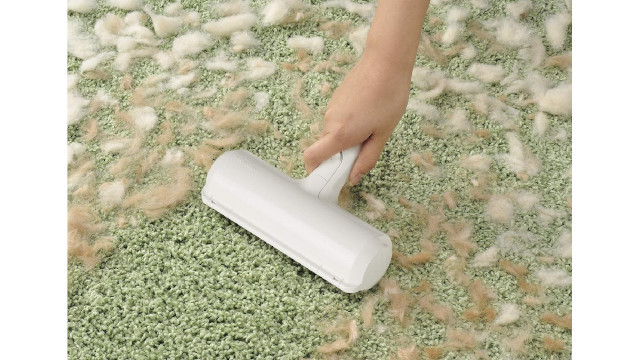 粘着テープ要らずでネコ毛、イヌ毛、髪の毛が面白いほど取れる！｢ながら掃除｣にも使えそうだなぁ