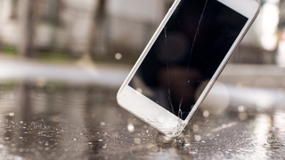 スマホの保護フィルム、もう貼る必要はない?