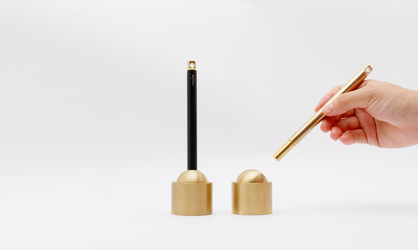 まるで手品⁉︎秘密はペンを抜くその角度にあり。ちょっとした仕掛けで日常を彩る真鍮ペン＆スタンド｢INVISI｣