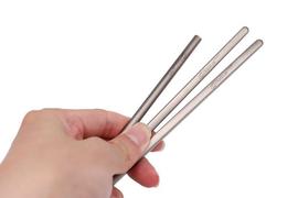 専用ブラシ&ケース付き。チタン製ストロー&お箸「エコラシポケット」なら誰でも気軽にエコな暮らしを実現できるよ