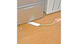 冷蔵庫やAV機器の下もスッキリ。1cmの隙間に入る薄くてしなるハンディモップ