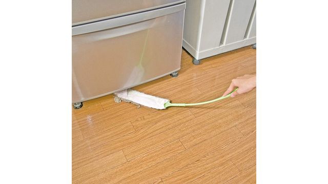 冷蔵庫やAV機器の下もスッキリ。1cmの隙間に入る薄くてしなるハンディモップ