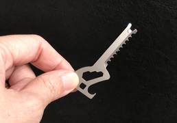 6つの機能を搭載したカギ型マルチツールが便利!日常の不便が解決する