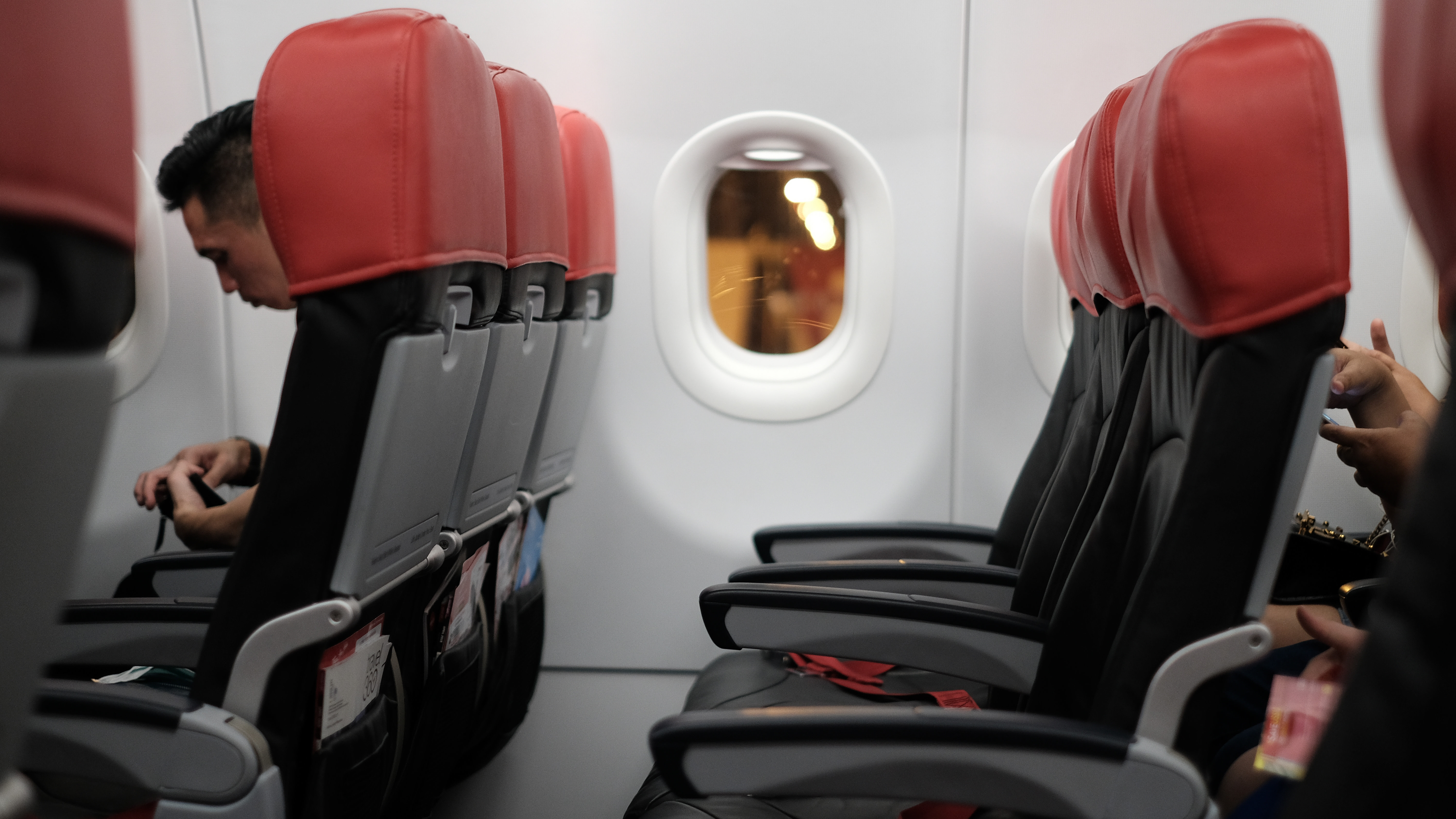 飛行機で 最悪の座席 を避けるための3つの手段 ライフハッカー 日本版 飛行機で 最悪の座席 を避けるための3つの手段 ライフハッカー 日本版