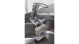 蛇口に引っ掛けるスポンジホルダー。しっかり設置でき、場所を取らずに掃除が楽