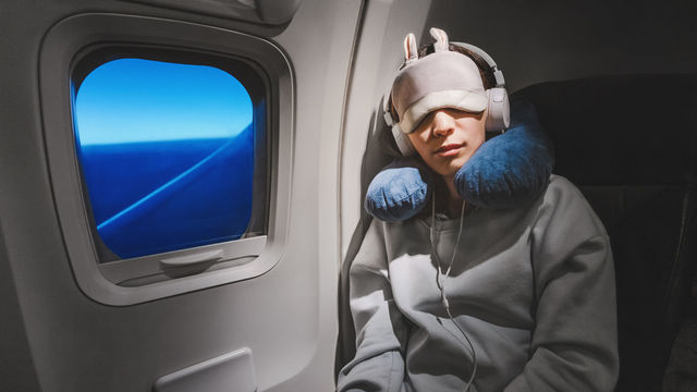 寝たい、仕事したい、ゆっくりしたい…機内でどうしても乳幼児から離れた席を予約したいときのコツ