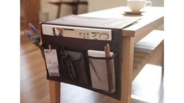 テーブルやこたつ ベッドサイドに差し込むだけ スッキリ片付く収納ポケット ライフハッカー 日本版