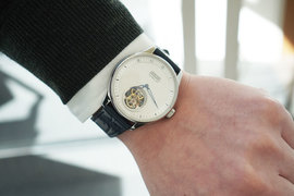腕元に気品をプラスしてくれるオトナの腕時計「Tour02」は細部までこだわりに溢れた逸品だった
