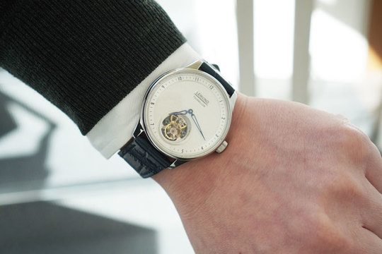 腕元に気品をプラスしてくれるオトナの腕時計｢Tour02｣は細部までこだわりに溢れた逸品だった