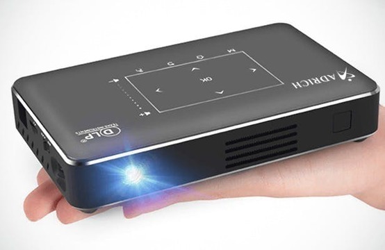 プロジェクターってこんなに進化してたの？インタラクティブ機能搭載のお役立ちツール｢IMK96+｣