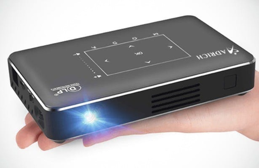専用ペンで投影画面にお絵かきもできちゃう!モバイルプロジェクター「IMK96+」