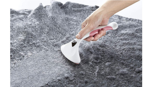 電池不要、3つのエッジで衣類を傷めずケアする毛玉取りブラシ。外出先にも持って行きたいね